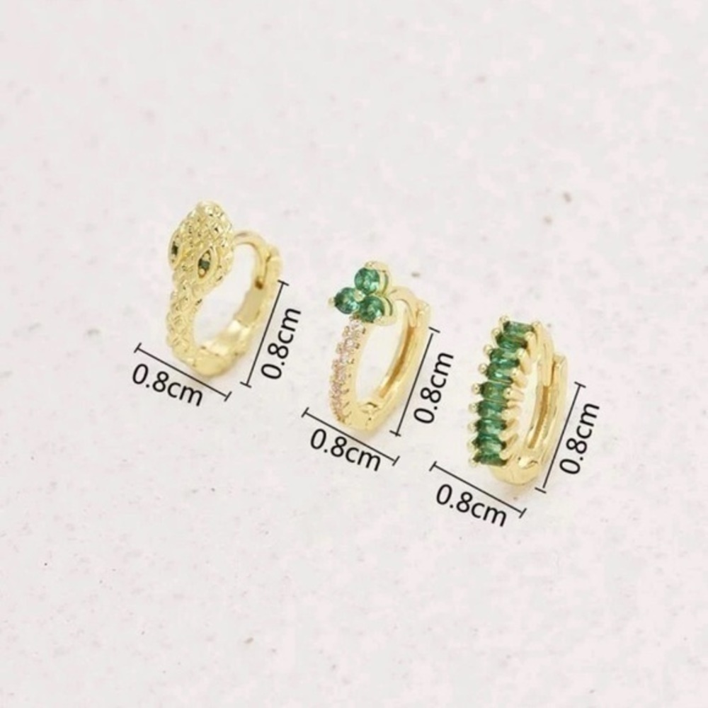 Green emerald and gold small hoop earring set - Picture 3 of 3
